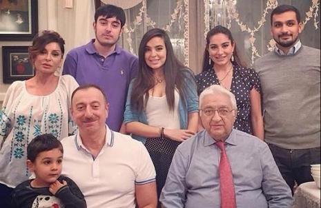 İlham Əliyev ad günündə ailəsi ilə - FOTOLAR